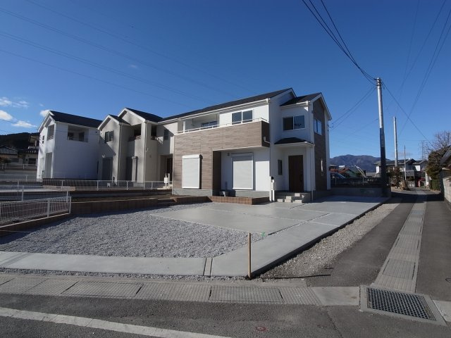 新築　渋川市金井第12　Livele Garden.S　3号棟の駐車場|現地写真　 駐車スペース広々！並列で4台置けます♪					
