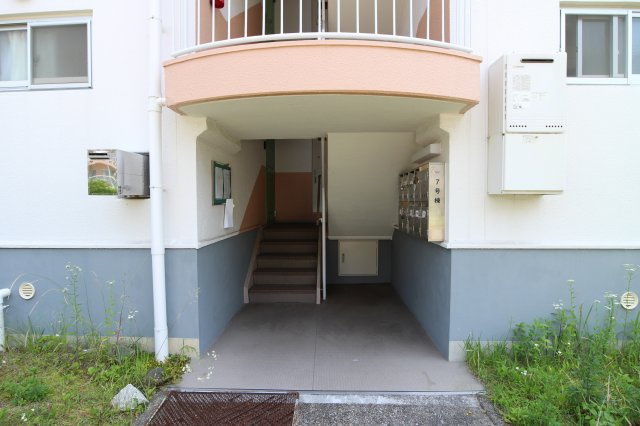 東垂水住宅7号棟のエントランス