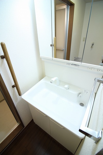 アドミラブール長岡京の独立洗面台|三面鏡付きシャンプードレッサー。清潔感あふれる洗面所