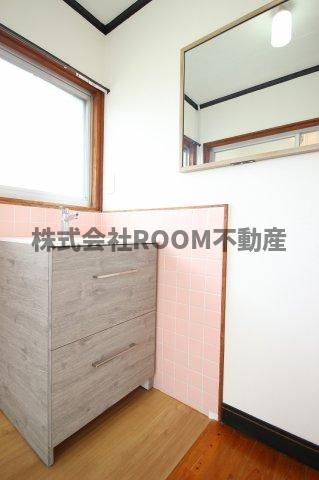 若葉町貸家（93-1）の独立洗面台|独立洗面台あり、毎朝おしゃれに忙しい女性の方におすすめです