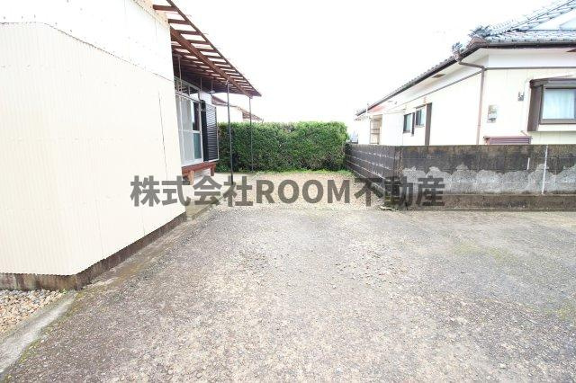 若葉町貸家（93-1）の駐車場|駐車場があるので、車を買う予定の方も安心です