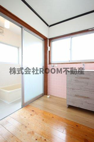 若葉町貸家（93-1）の洗面所|ゆったりとスペースのある洗面所