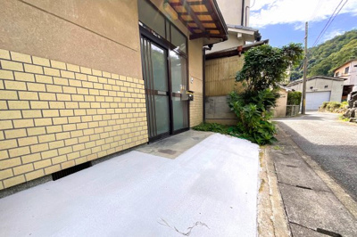 【駐車場】 | 山科区西野山桜ノ馬場町　中古戸建 | こちらのスペースには軽自動車が駐車できます。第二京阪【山科出入口】まで車で約3分と利用しやすい立地です。
