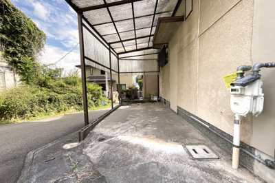 【駐車場】 | 山科区西野山桜ノ馬場町　中古戸建 | 角地で開放的なポジション（＾◇＾）小学校が徒歩10分以内にあり、広い児童公園が徒歩4分と、子育て世代にもおすすめな物件です。