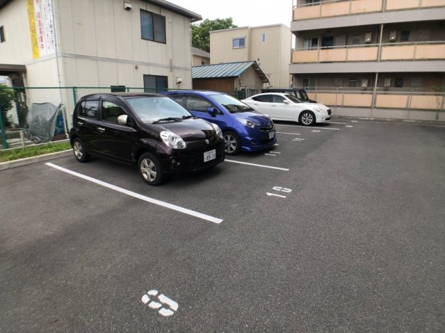 フェリシア宮町の駐車場