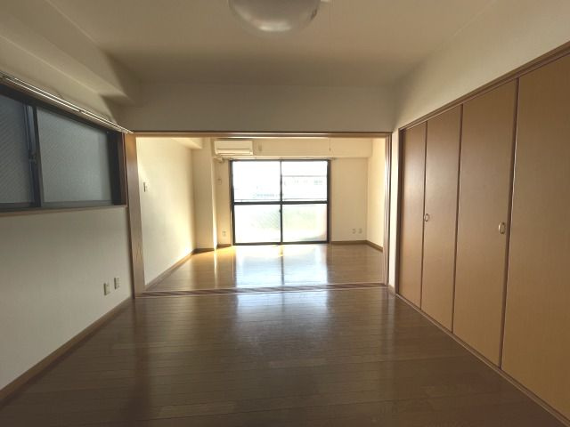 アーバン・ドウェルYSの居間・リビング|ゆったりとした居間です