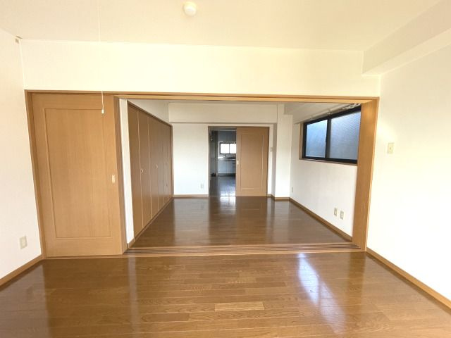 アーバン・ドウェルYSの居間・リビング|ゆったり過ごせる居間です