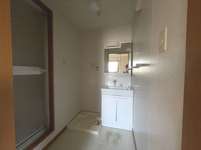 アーバン・ドウェルYSの独立洗面台|独立洗面台、小物を置くことができて便利です