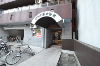 【エントランス】 | 広くとられたエントランス前