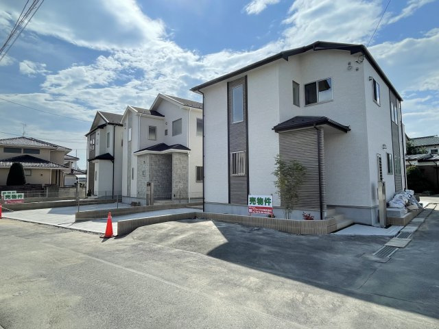 藤岡市上戸塚（全3棟）1号棟の前面道路含む現地写真|美しい街並みの分譲地です。車の出し入れもラクラクなカースペース及び広々な前面道路です。
車の運転が苦手な奥様もこれなら安心です(^▽^)/