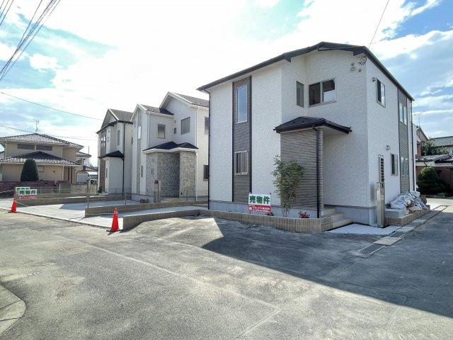 藤岡市上戸塚（全3棟）1号棟の前面道路含む現地写真|美しい街並みの分譲地です。車の出し入れもラクラクなカースペース及び広々な前面道路です。
車の運転が苦手な奥様もこれなら安心です(^▽^)/