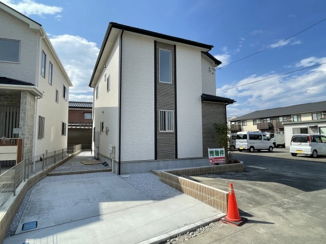 藤岡市上戸塚（全3棟）1号棟の駐車場|美しい街並みの分譲地です。車の出し入れもラクラクなカースペース及び広々な前面道路です。
車の運転が苦手な奥様もこれなら安心です(^▽^)/