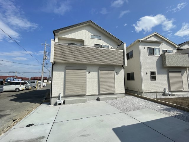 藤岡市上戸塚（全3棟）1号棟の外観|隣地との距離も保ちながらも綺麗な街並みに溶け込みました！ 駐車スペースやお庭も十分に確保しています！