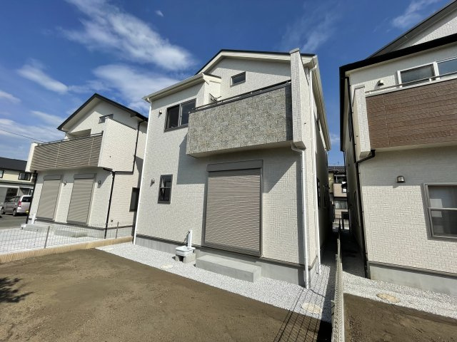 藤岡市上戸塚（全3棟）1号棟の外観|隣地との距離も保ちながらも綺麗な街並みに溶け込みました！ 駐車スペースやお庭も十分に確保しています！