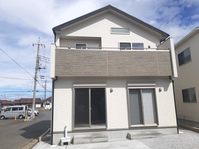 藤岡市上戸塚（全3棟）1号棟の外観|隣地との距離も保ちながらも綺麗な街並みに溶け込みました！
駐車スペースやお庭も十分に確保しています！