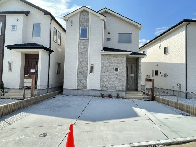 藤岡市上戸塚（全3棟）2号棟の外観|ナチュラルで飽きの来ないデザインは流行に左右されない家の形です。外構も綺麗に仕上がっています(^▽^)/
