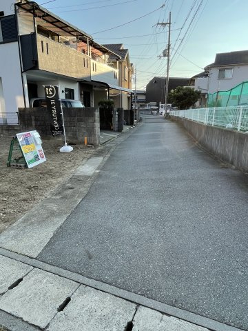 伊丹市鴻池３丁目条件無土地の前面道路含む現地写真