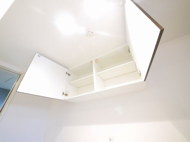 ＳｈａＭａｉｓｏｎ　Ｐｒｅｍｉｅｒ　ＣＹＰＲＥＳＳのキッチン|キッチン上部には収納スペースがあります