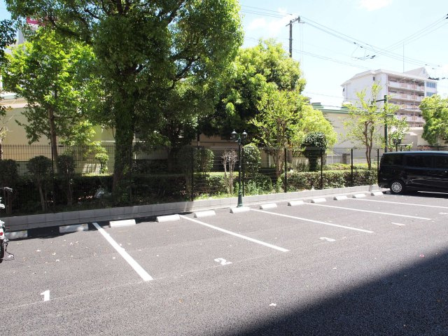 Luxe難波西Ⅱの駐車場
