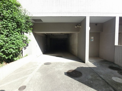 【駐車場】 | プラハ川崎本町通り | 駐車場出入口です。