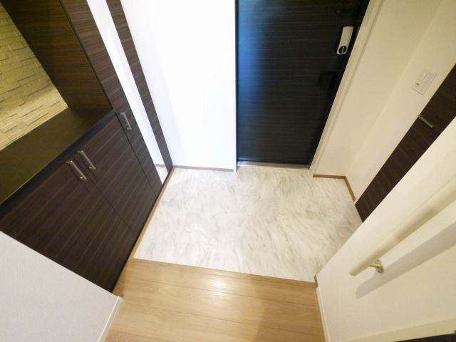 ＳｈａＭａｉｓｏｎ　Ｐｒｅｍｉｅｒ　ＣＹＰＲＥＳＳの玄関|収納もある玄関です