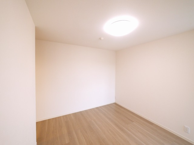 ＳｈａＭａｉｓｏｎ　Ｐｒｅｍｉｅｒ　ＣＹＰＲＥＳＳの寝室|明るい洋室です