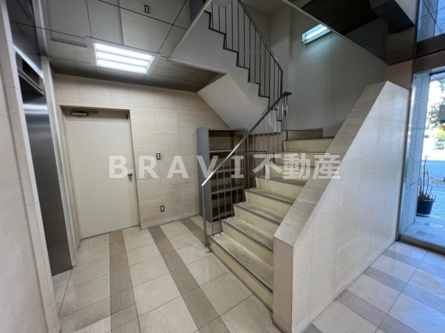 清川ビル本館　BRAVI不動産のロビー|【清川ビル本館】落ち着いたロビーです