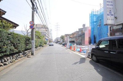 【前面道路含む現地写真】 | 所沢市小手指町1丁目　全3棟　1号棟