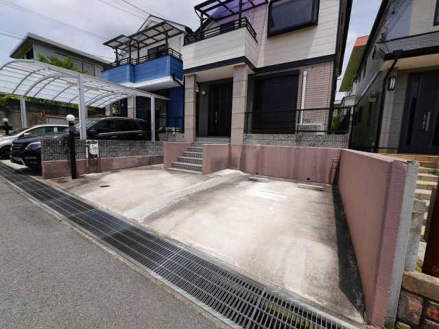 青葉台戸建の駐車場