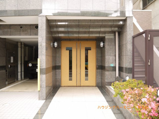 【エントランス】 | 大理石張りの高級感あるマンションエントランス。