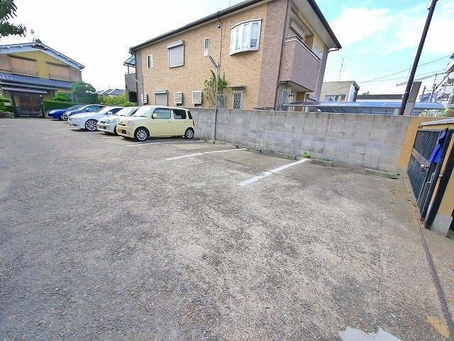 北出駐車場