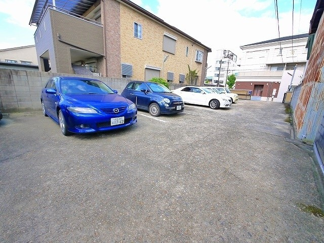 北出駐車場