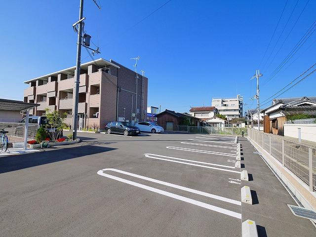 ガーデン・ヴィラⅡの駐車場|ゆったり駐車できる駐車場です