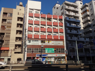 【外観】 | 小林ビル　鶯谷駅から徒歩３分・入谷駅からも徒歩８分で便利な場所！言問通り沿いで夜道安心！鉄筋コンクリート造の外観タイル張りマンション！