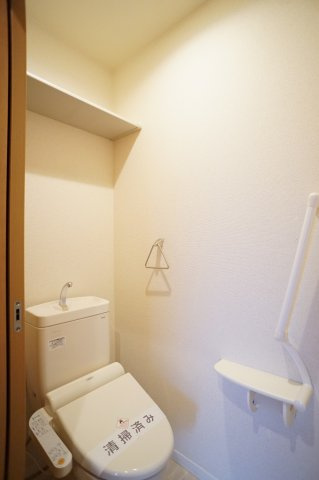 Ａｒｉｅｓのトイレ|温水洗浄便座♪上部には収納棚がございます