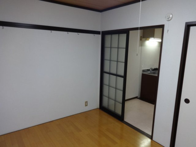 【その他】 | 第２コーポおがた | ピクチャーレールで洋服をかけたりインテリアを飾れます♪