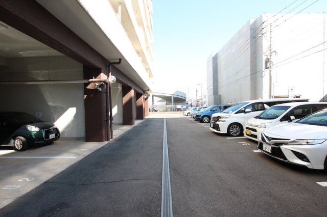 トピレック博多の駐車場