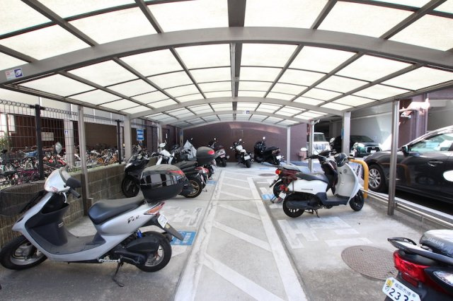 トピレック博多の駐車場