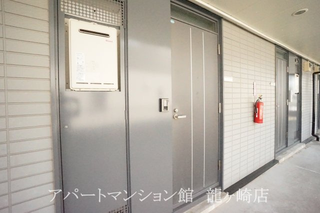 レオパレス藤ヶ丘のエントランス