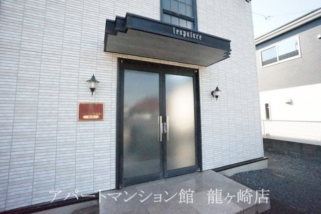 レオパレス藤ヶ丘のエントランス