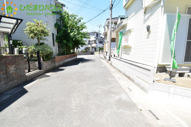 鴻巣市上谷　中古一戸建ての前面道路含む現地写真