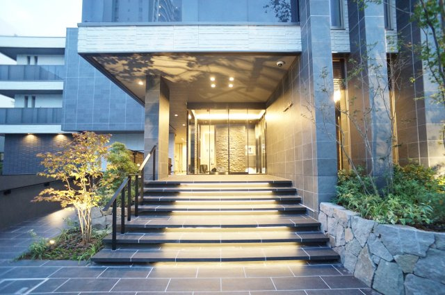 Pleasure brightの外観|ライトアップされた間接照明が上質な佇まいを演出しています