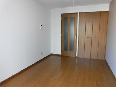 【居間・リビング】 | シロハイヌ新大阪 | 外の光が差し込む明るいお部屋です