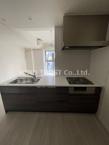 プレミスト梅田SOUTHのキッチン|コンパクトなキッチンで掃除もラクラク