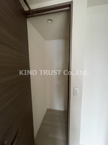 プレミスト梅田SOUTHのロビー|こまごまとしたものを収納できそうですね