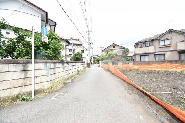 【前面道路含む現地写真】 | 南北両面道路 全室６帖のゆったり３LDK　新築分譲 最終１棟 | 車通りがなく静かな住宅街の一角です。
