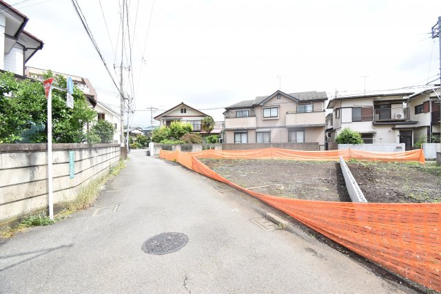 【前面道路含む現地写真】 | 南北両面道路 全室６帖のゆったり３LDK　新築分譲 最終１棟 | 車通りがなく静かな住宅街の一角です。
