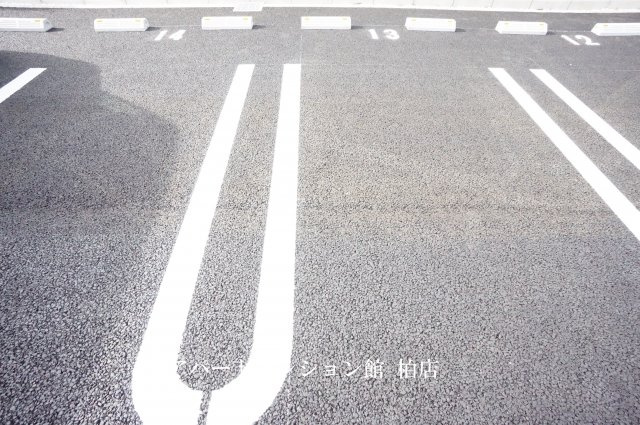 エレガントカーサⅢの駐車場