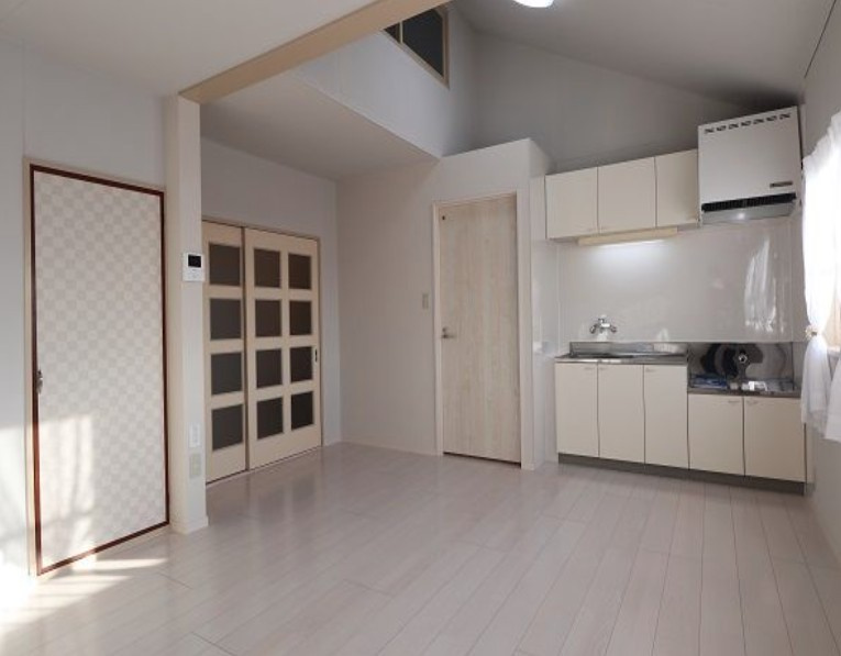 グレースコーポ合川【キャッシュバック対応物件】の居間・リビング|広々とした洋室です