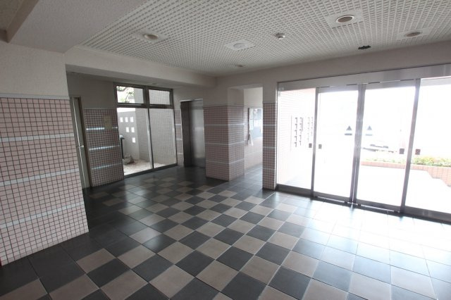 ホルトハイム春日一の谷のエントランス